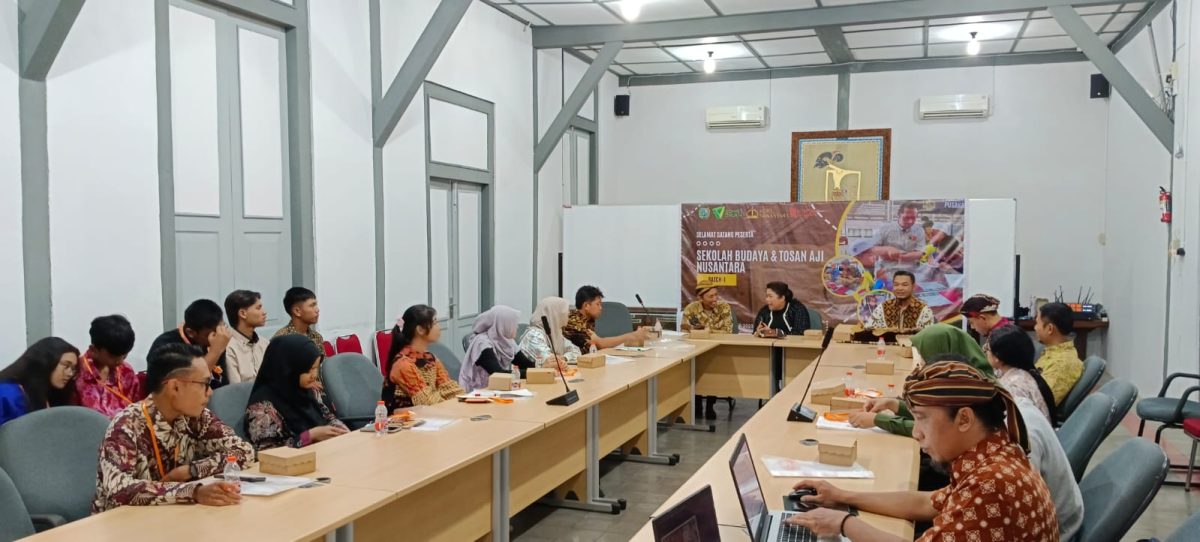 Sabda Aji Nusantara merupakan kegiatan sekolah budaya kerjasama antara PSTA Nunggak Semi Surakarta, Dompet Dhuafa, Museum Keris Nusantara Surkarata dan Lontar Nusantara